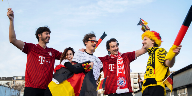 Fußball EM 2024: Fußball Fans mit Deutschland Trikots feiern bei der Europameisterschaft in Deutschland