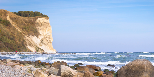 Kreidefelsen auf der Insel Rügen mit Wellen und Menschen davor