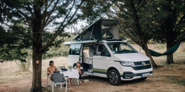 Pärchen sitzt vor Camper