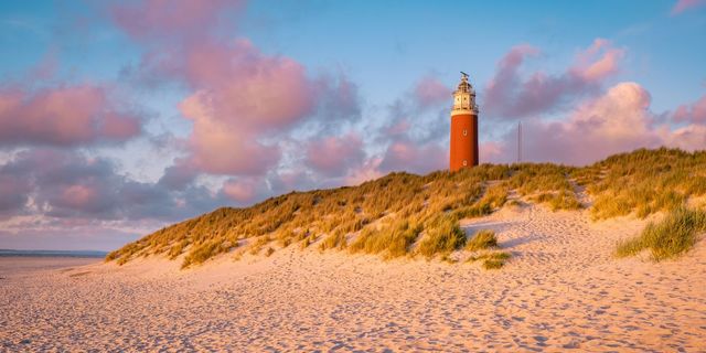 Campen in Holland am Meer: Leuchtturm beim Sonnenuntergang