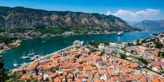 Die Stadt Kotor aus der Vogelperspektive. Wir stellen dir unsere Top Campingplätze in Montenegro vor.