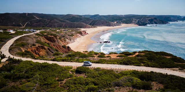 VW California Ocean fährt eine Küstenstraße entlang