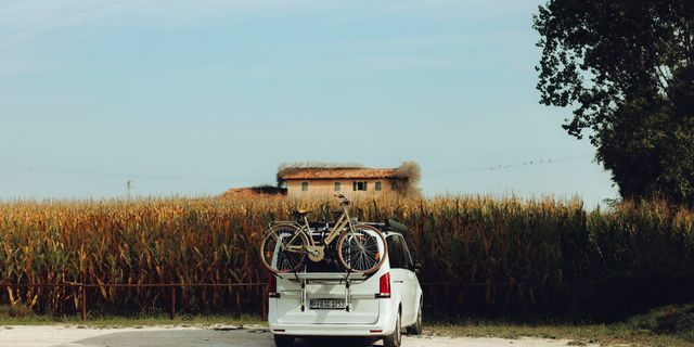 Ein Mercedes Marco Polo Van mit Fahrradträgern steht im Herbst vor einem Feld.