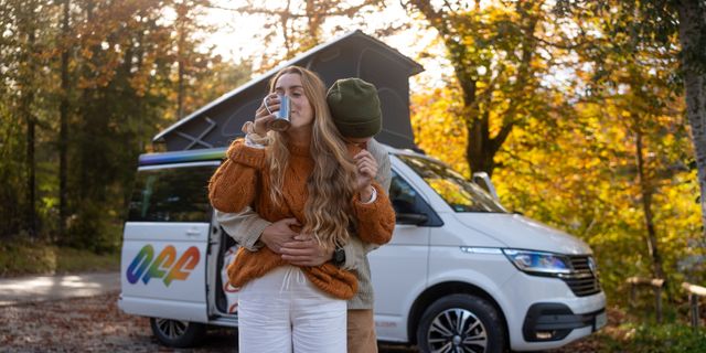 Couple auf Camping-Trip in California Ocean im Herbst