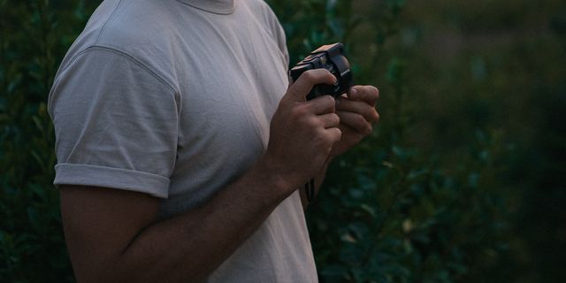Mann mit analoger Kamera