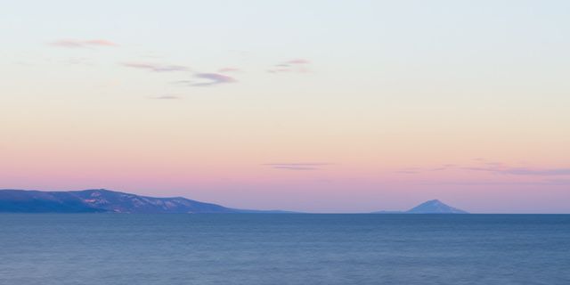Strand bei lila Sonnenuntergang in Kroatien