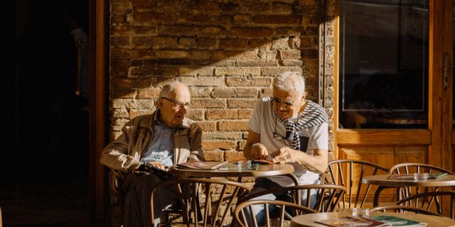 Zwei ältere Männer sitzen in einem Café in Italien