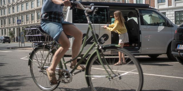 Fahrrad fährt an Camper vorbei