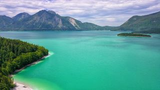 Hier trifft die Bezeichnung Bayerische Karibik zu: der Walchensee mit strahlend türkisgrünem Wasser, bewachsenen Inseln und Bergen im Hintergrund