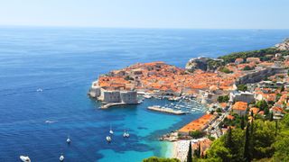 Roadtrip durch Kroatien: die Hafenstadt Dubrovnik an der Küste Kroatiens vor dem Meer
