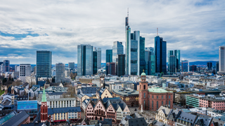 Die Skyline von Frankfurt am Main, wo vier Spiele der Fußball EM 2024 stattfinden werden