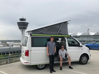 Unsere Gründer mit ihrem ersten Camper am Flughafen
