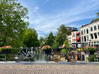 Fahrräder an einer Brücke in Utrecht in Holland: die Stadt ist ein Must-See für einen Campingtrip in Holland