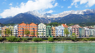 Innsbruck sollte man als Ausflugsziel beim Camping am Walchensee nicht verpassen: ein Highlight sind die bunten aneinandergereihten Häuschen direkt am Inn vor der Bergkulisse 
