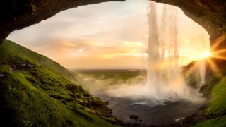 Der Seljalandsfoss Wasserfall in Island beim Sonnenaufgang: So beeindruckend kann eine Rundreise durch Island sein