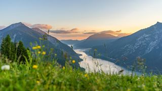 Der Achensee in Österreich: Ein Bergsee bei Sonnenuntergang
