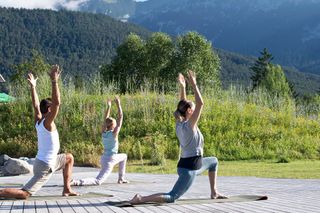 Drei Frauen draußen beim Yoga