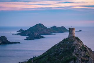 Die Küste von Ajaccio auf Korsika und der Tour de la Parata bei Sonnenuntergang.
