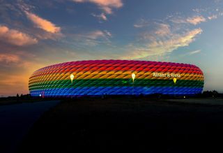 Die Allianz-Arena in München bunte beleuchtet . passend zum Motto der Fußball EM 2024 "United by Football"