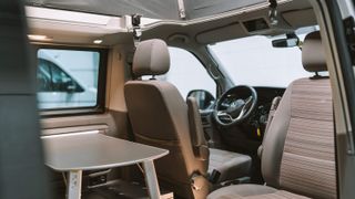 VW California Beach Innenraum und Fahrersitze