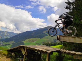 Biker macht Stunt in einem Bikepark in Österreich