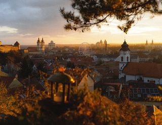 Die Stadt Eger in Ungarn aus einer Anhöhe betrachtet.