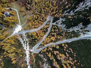 Dronenaufnahme einer Straße in den Bergen