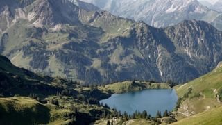 Blick von oben auf den Seealpsee in der Schweiz