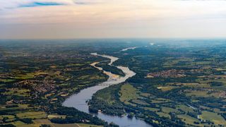 Das Tal der Loire von oben bei Sonnenuntergang