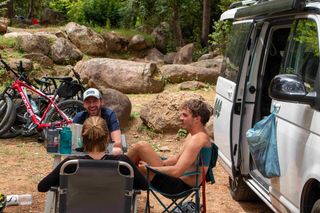 Camping in Korsika: Drei Freunde am Tisch neben Off Camper