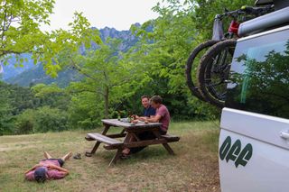 Männer beim Camping in Korsika auf dem Campingplatz im Grünen