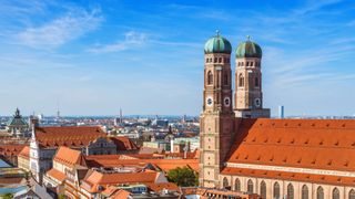 Blick über die Dächer Münchens und die Frauenkirche bei Sonnenschein: auch ein Ausflug nach München lohnt sich während dem Camping am Riegsee