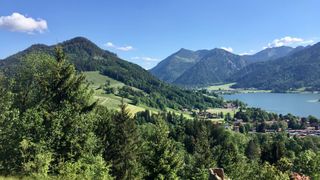 Camping Schliersee: Der türkisblaue Schliersee von oben und Berge ringsherum