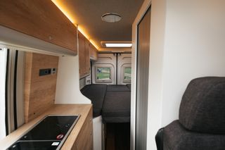 Wohnbereich des Vans: Küchenzeile und Heckbett für zwei.