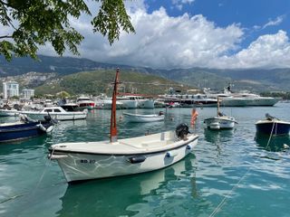 Boote im Hafen von Budva in Montenegro. Campingplätze in Montenegro findest du in diesem Artikel.