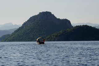 Ein Boot fährt über den Skadar See in Montenegro.