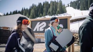 Snowboarder an der Piste beim CampK2 Händlerevent