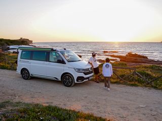 Two friends on the Portuguese coast on the road with the VW California Beach