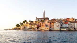 Ein Kroatien Geheimtipp: Die Stadt Rovinj an der Küste Kroatiens vom Meer aus fotografiert