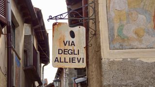 Straßenschild in Arcumeggia.