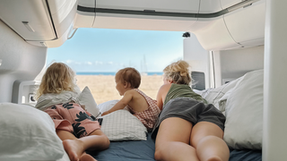 Familie in einem Camper am Meer