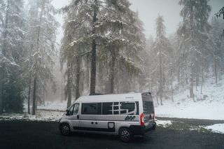 Off Camper im verschneiten Wald