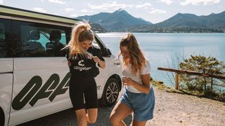 Zwei Freundinnen spielen auf dem Campingplatz am Walchensee während der Europameisterschaft 2024 Fußball