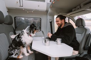 Hund und Besitzer gemeinsam im Grand California 600
