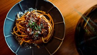 Teller gefüllt mit veganen Spaghetti Bolognese.