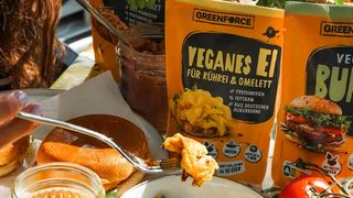 Verschiedene Produkte der veganen Marke Greenforce sowie eine Gabel voll mit veganem Rührei.