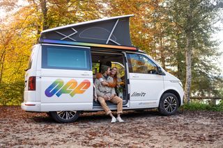 Couple im Camper California Ocean bei Herbstrip am Walchensee