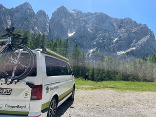 CamperBoys Camper steht vor Bergkulisse in Slowenien