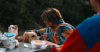 Frau beim Camping mit Hund in Albanien
