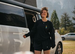 Mädchen und VW T6.1 California Ocean beim Campen in Albanien